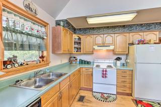 Family-Friendly Murphy Cabin with Deck and Fire Pit! - Murphy - 4