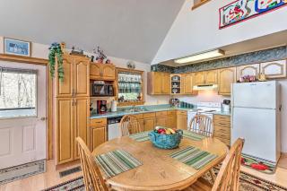 Family-Friendly Murphy Cabin with Deck and Fire Pit! - Murphy - 3