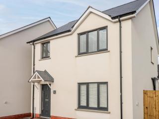 LunaRoxx, 6 Meadow Gardens, Kilgetty - Kilgetty - 9