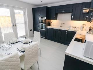 LunaRoxx, 6 Meadow Gardens, Kilgetty - Kilgetty - 3
