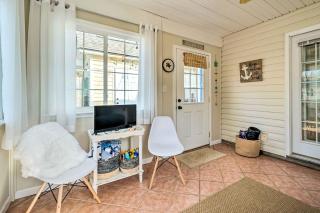 Oak Island Hideaway Hut about 1 Mi to Long Beach! - Oak Island - 4