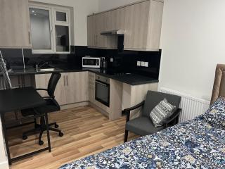 La Vie - Entire Apartment - Next to Central District Elizabeth line Tube Station - Near Central London & Wembley - 3