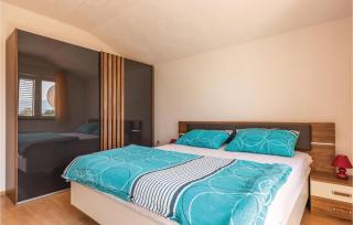 6 Bedroom Cozy Home In Prolozac - 4