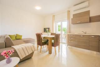 Babara beautiful setting right on beach with modern facilities - 5