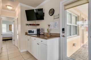 Walkable to Restaurants and Steps to the Beach! - Coconut Villa's Suite 10 - St Pete Beach - 5