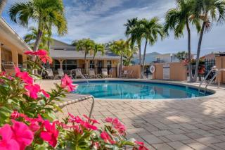 Walkable to Restaurants and Steps to the Beach! - Coconut Villa's Suite 10 - St Pete Beach - 4