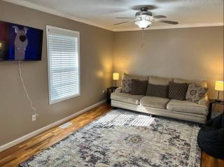 Comfy King Bed Townhouse with Outdoor Sitting Area - Guntersville - 9