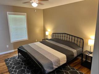 Comfy King Bed Townhouse with Outdoor Sitting Area - Guntersville - 5