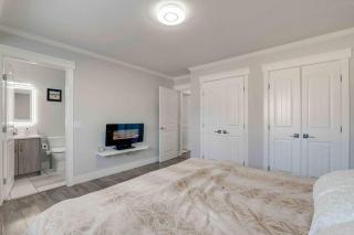 Rare Find fully renovated 6 bedroom 3 bath and both levels - Calgary - 4