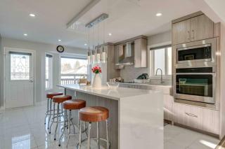 Rare Find fully renovated 6 bedroom 3 bath and both levels - Calgary - 3