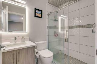 Rare Find fully renovated 6 bedroom 3 bath and both levels - Calgary - 2