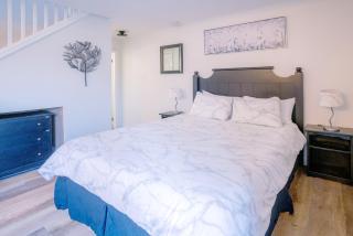 Loft with a view of Blue - Free Wifi, Linens and Towels Included - 2