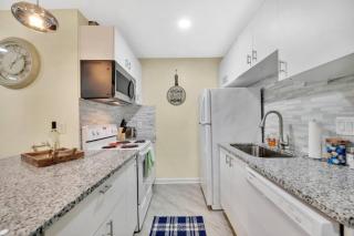 Cozy 2 Bedroom Duplex In Charlotte, Jacuzzi, Sleeps 6 plus 2 - Charlotte - 9
