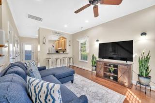 Cozy 2B Townhouse King Bed Free Parking TV in BRs - 9