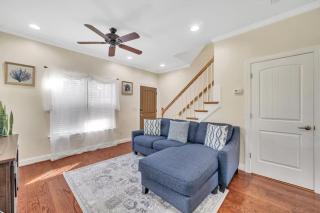 Cozy 2B Townhouse King Bed Free Parking TV in BRs - 1