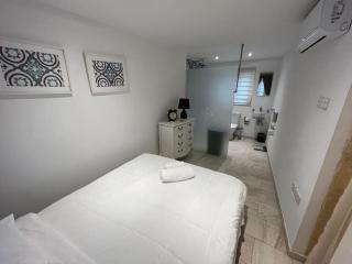 Charming 200 year old cottage with yard - Żabbar - 9