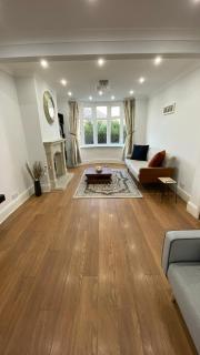 Spacious 4 Bedroom Contractors Friendly Home in Coventry Near Jaguar Land Rover & City Centre - 8