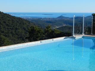 Luxury Villa in a Private Domain, Amazing View on Cannes Bay, Close to Beach, Free Tennis Court, Bowl Game - 0