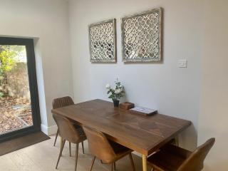 Delightful 2 Bedroom House Central Windsor - 4