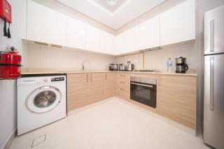 Modern 1BR with Rooftop Pool The Bay Business Bay - Dubai - 7