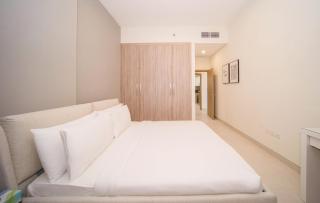 Modern 1BR with Rooftop Pool The Bay Business Bay - 3