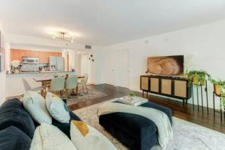 Elegant 1BR APT w balcony and stunning bay view - 4