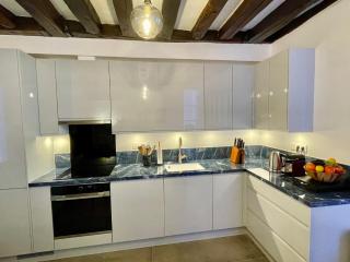 Designer Apartment Tour Saint-Jacques - 1BR 4P - 4