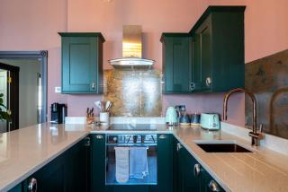 Stylish Beachfront Apartment, Sweeping Ocean Views and Luxury Touches - Herne Bay - 2