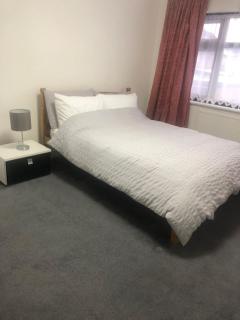 12 Minutes to Central London Kings Cross, 6 minutes walks to the train station - Free parking 3 bed 2 bath fully refurbished flat NO PARTY OR GATHERING ALLOWED - Londres - 1