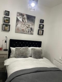 Short Stopzzz & Indoor Hot Tub - Manchester - 2