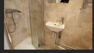 Redecorated Double room with shared bathroom and kitchen - London - 3
