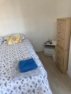 Redecorated Double room with shared bathroom and kitchen - London - 5