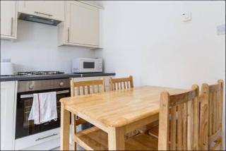 Redecorated Double room with shared bathroom and kitchen - London - 6