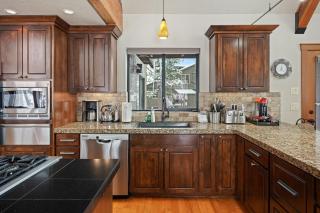 8 Mt Baker Home with Hot Tub - Sunriver - 1