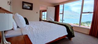 Spacious Home with Awesome Lake Views - Queenstown - 8