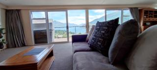 Spacious Home with Awesome Lake Views - Queenstown - 3