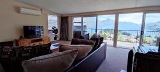 Spacious Home with Awesome Lake Views - Queenstown - 1