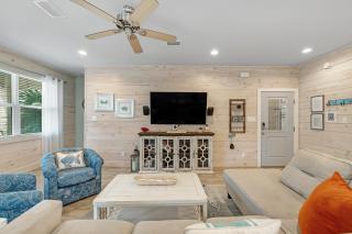 Coral Dreams-Luxe Cottage steps from the Beach & Pool! - Gulf Shores - 2