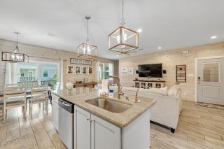 Coral Dreams-Luxe Cottage steps from the Beach & Pool! - Gulf Shores - 4