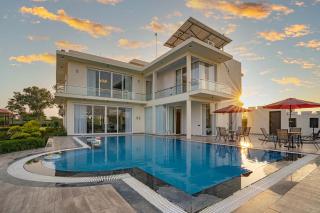 StayVista at Le Blanc Escape w Outdoor Pool - Sohna - 9