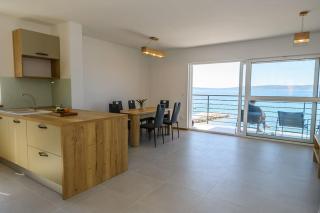 Stunning beachfront apartment with roof terrace - 8