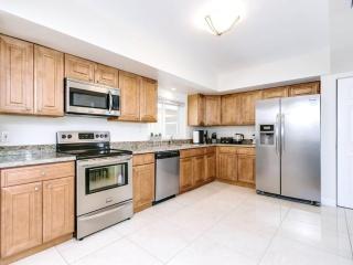 Modern Spacious 5-Bedroom Home with Pool - Hollywood - 6