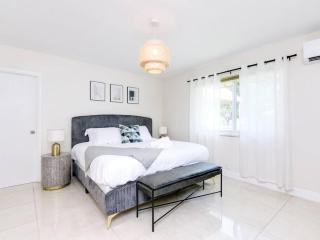 Modern Spacious 5-Bedroom Home with Pool - Hollywood - 5