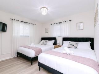 Modern Spacious 5-Bedroom Home with Pool - Hollywood - 3