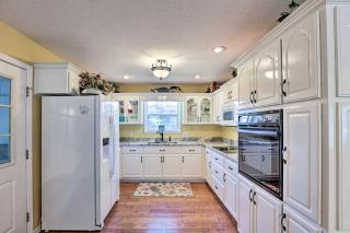 Pet-Friendly Lakeside Retreat with Dock! - Abbeville - 7