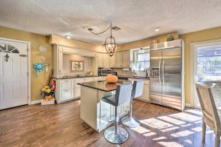 Stunning Rogers Villa with Pond about 7 Mi to Lake - Rogers - 2