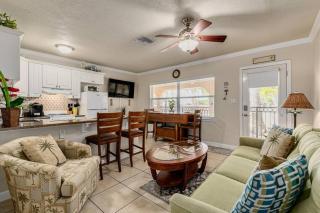 Walk to the Beach and Restaurants! - Coconut Villa's Suite 2 - St Pete Beach - 0