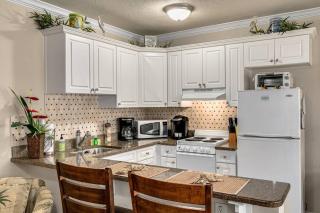 Walk to the Beach and Restaurants! - Coconut Villa's Suite 2 - St Pete Beach - 5