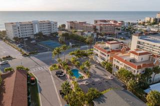 Walk to the Beach and Restaurants! - Coconut Villa's Suite 2 - St Pete Beach - 8