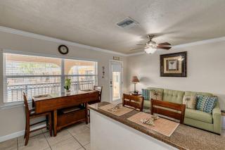 Walk to the Beach and Restaurants! - Coconut Villa's Suite 2 - St Pete Beach - 7